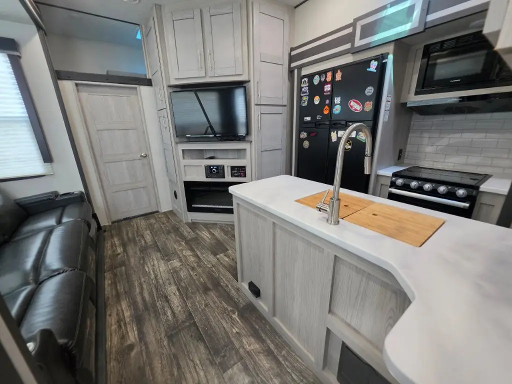 Used 2021 Fuzion Impact 367 - $55,000 - Image 5